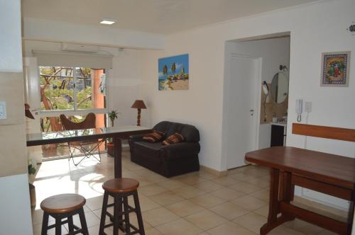 波萨达斯Departamentos Rodrigo的客厅配有沙发和桌椅