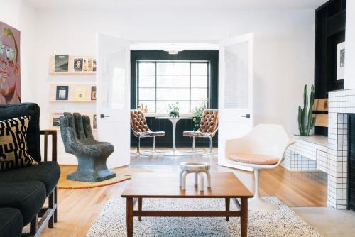 格林维尔Modal的客厅配有沙发和椅子