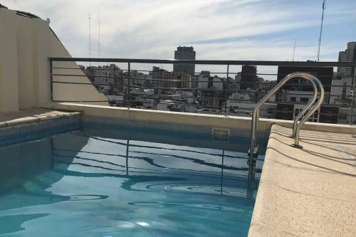 布宜诺斯艾利斯Modern Studio between Palermo and Recoleta的建筑物屋顶上的游泳池