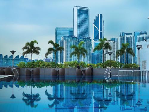 吉隆坡UTM Hotel & Residence的一座城市天际线的游泳池