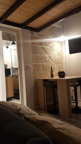 马里迪莫La casa a due passi dal mare的一间卧室设有桌子和石墙