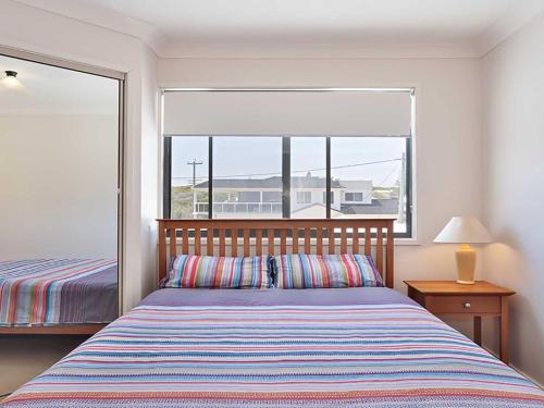 安娜湾Ocean Views air conditioned luxury with beautiful ocean views的一间卧室设有一张床和一个大窗户