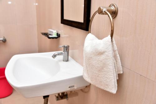 钦奈Sree Devi Niwas的浴室水槽上挂着一条白色毛巾