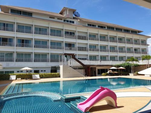 梭桃邑Swan Lake Hotel Sattahip的大型酒店,设有粉红色高跟鞋的游泳池