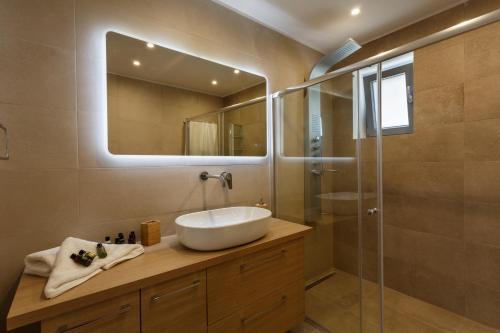 帕罗奇亚Villa Jessy 150m² with Full Privacy的一间带水槽和玻璃淋浴的浴室