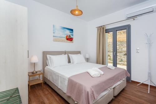 帕罗奇亚Villa Jessy 150m² with Full Privacy的卧室设有一张白色大床和一扇窗户。