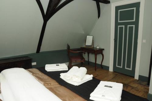 霍恩Bed en kerk monumentale 2 slaapkamer woning的一间卧室配有带毛巾的床