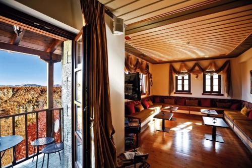 埃拉蒂扎戈里雅典娜酒店的带沙发的客厅和阳台
