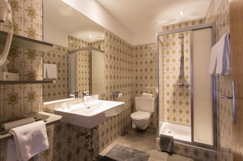 考恩台尔海福乐酒店的一间带水槽、卫生间和淋浴的浴室