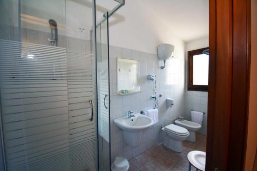 卡尔德杜La Corte Degli Ulivi的浴室配有卫生间、盥洗盆和淋浴。