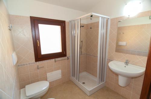 布多尼Corte di Gallura的带淋浴、卫生间和盥洗盆的浴室