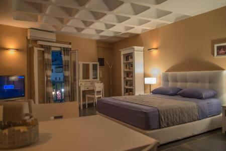 加夫里翁Portogavrio Apartment的一间卧室配有一张床和一台电视。