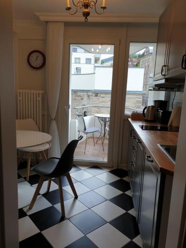 巴登-巴登索菲恩路公寓的厨房配有桌椅