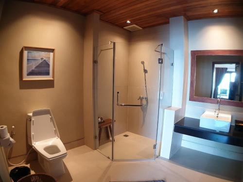 沙拉海滩沙拉德小屋酒店的带淋浴、卫生间和盥洗盆的浴室