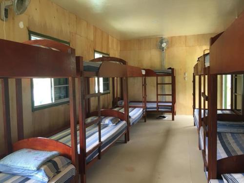 古打毛律Tambatuon Homestead的一间房间,内设几张双层床