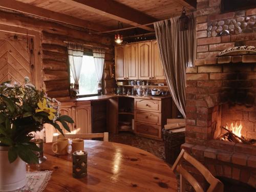 ČiuiniukaiNamelis Atokvėpis的厨房配有木桌和壁炉。