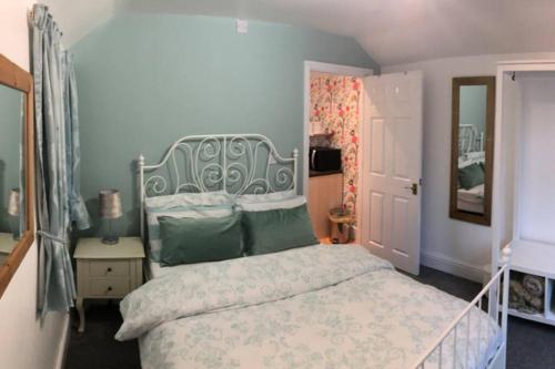 利物浦Tom and Angela’s Place的一间卧室配有一张蓝色墙壁的床