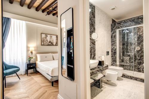 罗马Babuino Palace&Suites的一间卧室配有一张床,浴室设有水槽