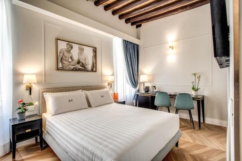 罗马Babuino Palace&Suites的卧室配有白色的床和2把椅子