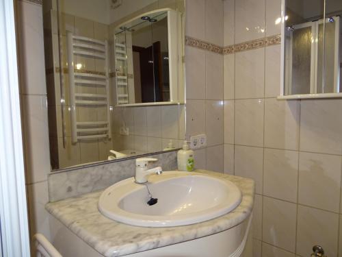阿尔库迪亚港Mountain View Apartment in Port Alcudia的浴室设有白色水槽和镜子