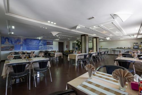 舍夫沙万吉布尔卡昂酒店的配有桌椅和桌上电脑的用餐室