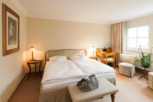 StemshornTiemann's Hotel的一间酒店客房,配有一张带袋子的床