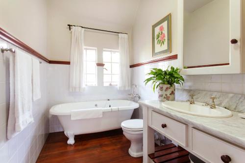 比勒陀利亚布鲁克林庄园酒店的带浴缸、卫生间和盥洗盆的浴室