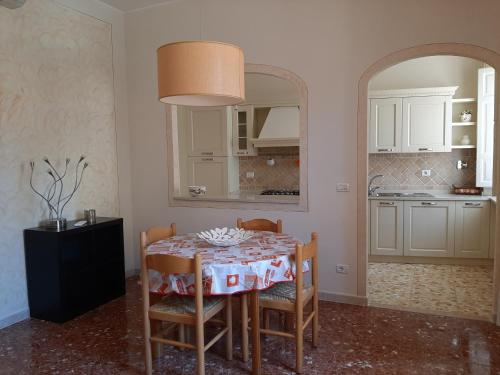 卡波利韦里APPARTAMENTO CASA MARCO的厨房配有桌椅和镜子