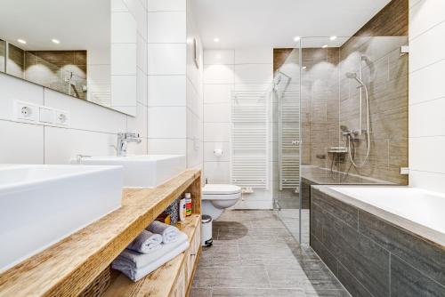比尔塞贝格Appartement Valbona Blick by A-Appartments的白色的浴室设有水槽和卫生间。