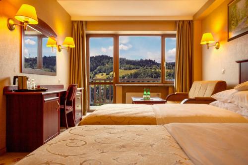 维斯瓦格勒比斯基维斯拉酒店的酒店客房设有两张床和大窗户。