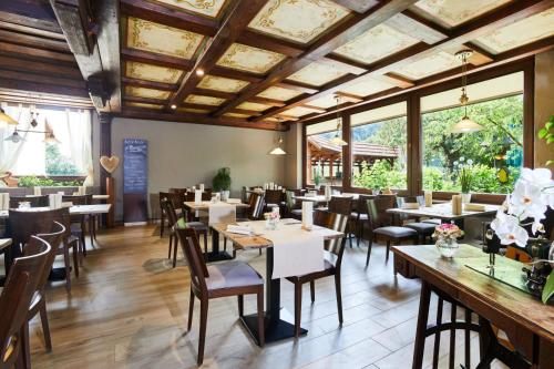 Lautertal库拉普克罗兹霍夫乡村酒店的餐厅设有木制天花板和桌椅