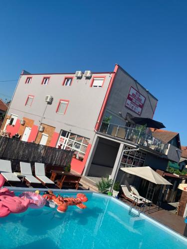 沙巴茨Apartments Vila Brzi & Beka的大楼前设有游泳池的酒店