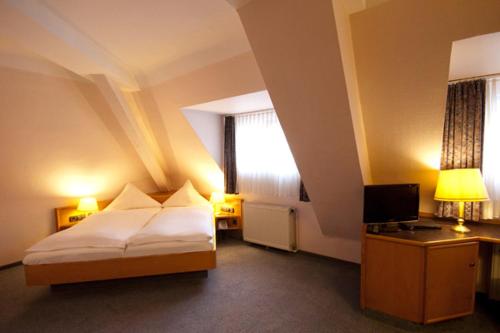 兰施图尔葛丁格酒店的酒店客房,配有床和电视