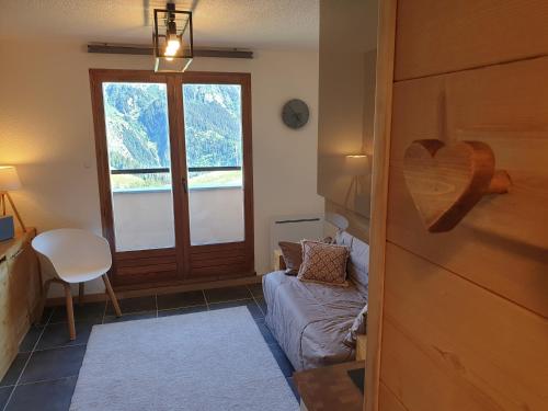 马尼戈Le lodge by Lilou的客房设有窗户、沙发和椅子。