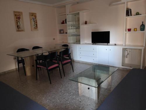 卡斯特利翁-德拉普拉纳Apartamento la luna的客厅配有桌椅和电视。