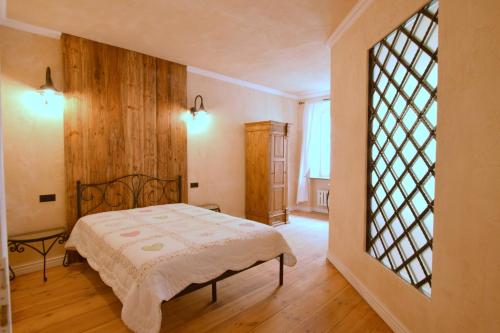 弗罗茨瓦夫Apartament Rustical的一间卧室设有一张床和一个大窗户