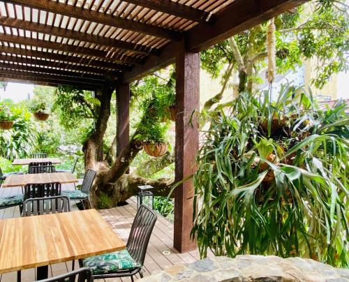 麦德林Patio del Mundo的户外庭院设有桌椅和植物