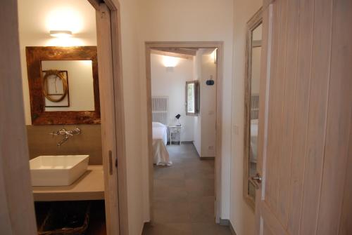 圣费兰-德瑟斯罗La Hacienda的走廊上设有带水槽和镜子的浴室