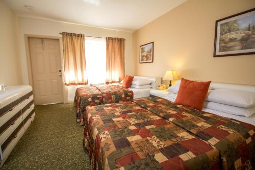 迈阿密Parkway Inn的酒店客房,设有两张床和一张沙发