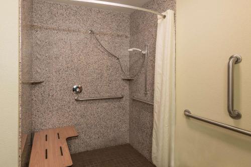 拉斯维加斯拉斯维加斯机场南拉昆塔套房酒店的带淋浴的浴室和长凳