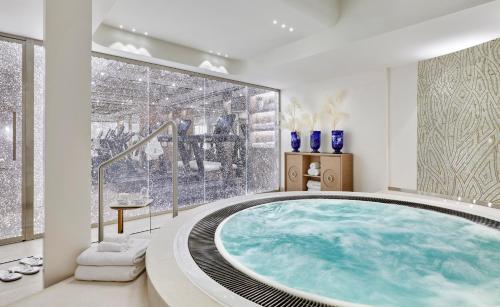 滨海博利厄La Réserve de Beaulieu的浴室设有按摩浴缸。