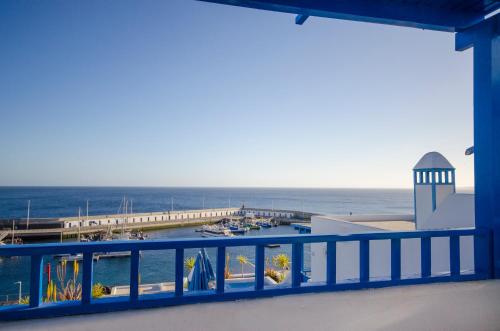 卡门港阿瓜码头公寓酒店的阳台享有码头的景致。