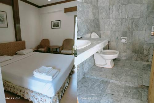 勿洞โรงแรม เพนท์เฮ้าส์ รีสอร์ท เบตง的一间带床、水槽和卫生间的浴室