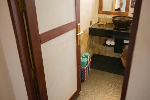 娘瑞观景点生态住宿度假村的通往带水槽的浴室的门