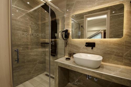 尼坡帝PORTO PORTES suites的一间带水槽和淋浴的浴室