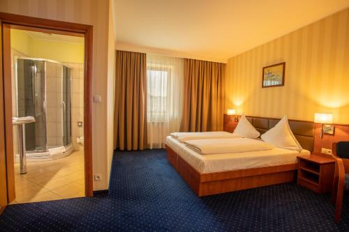弗罗茨瓦夫维加商务酒店客房内的一张或多张床位