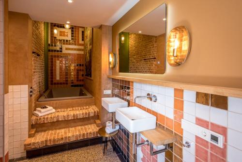 东弗利兰Loods Logement的浴室设有2个水槽和镜子