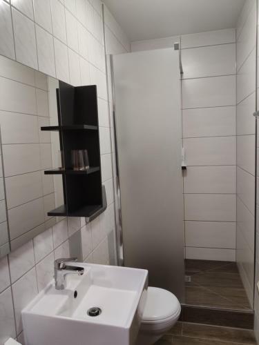 MindelstettenLandgasthof Braun的白色的浴室设有水槽和卫生间。