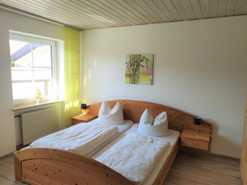 MindelstettenLandgasthof Braun的一间卧室配有带白色床单和枕头的床。