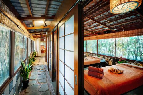 胡志明市Silverland Sakyo Hotel的客房设有床和窗户。